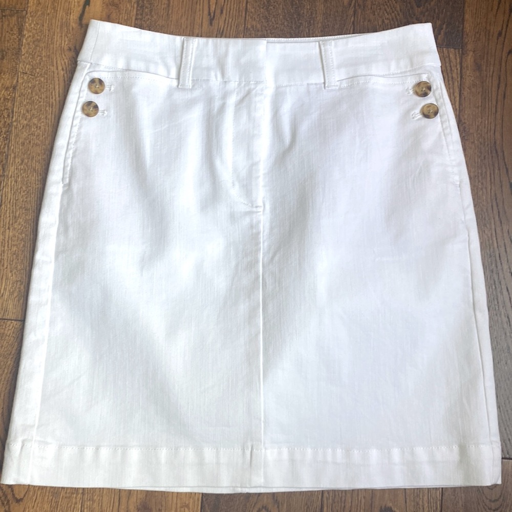 Talbots 6 white denim skirt w button detail front pockets, worn once
